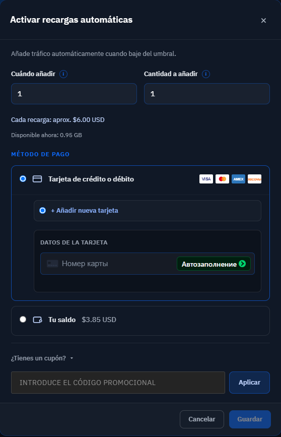 Diálogo Activar recargas automáticas: los campos Cuándo añadir y Cantidad a añadir con el valor 1, la línea Cada recarga: aprox. $6.00 USD con 0.95 GB disponibles ahora, la elección del método de pago entre tarjeta de crédito o débito y el saldo de $3.85 USD, el campo de código promocional y los botones Cancelar y Guardar